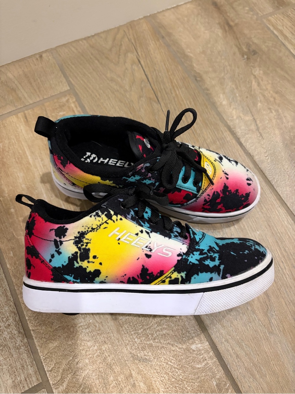 Heelys Pro 20 Prints Skate Shoes striking multi-color rainbow tie-dye youth 2